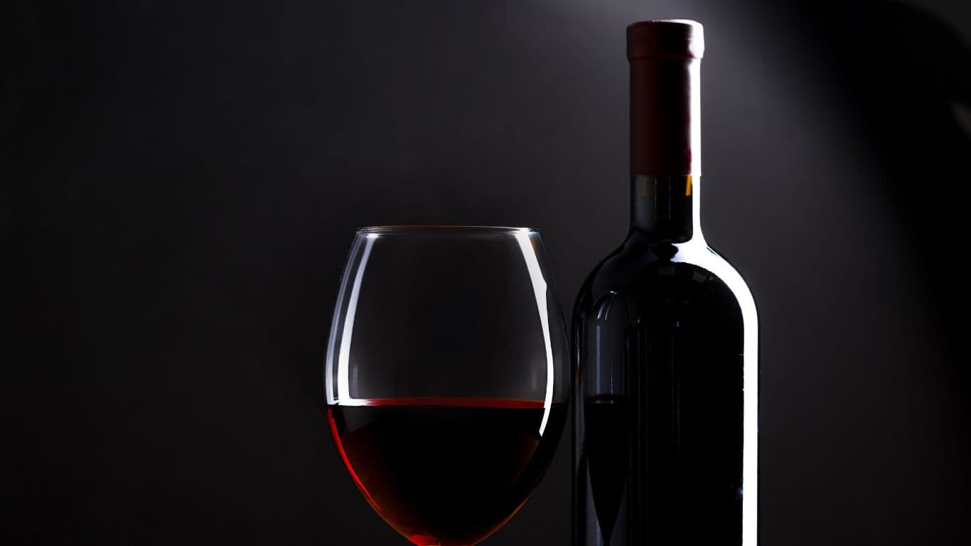 Single-Vineyard Wines vs Blends: Aging Potential & Holding Period
