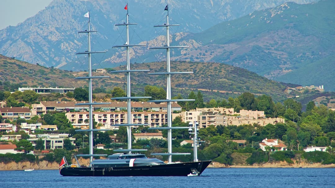 The Maltese Falcon under full sail, her three free-standing DynaRig masts trimmed in unison — the 88-metre Perini Navi launch of 2006 that turned a 1960s rig concept into the only working at-sea proof of the design.
