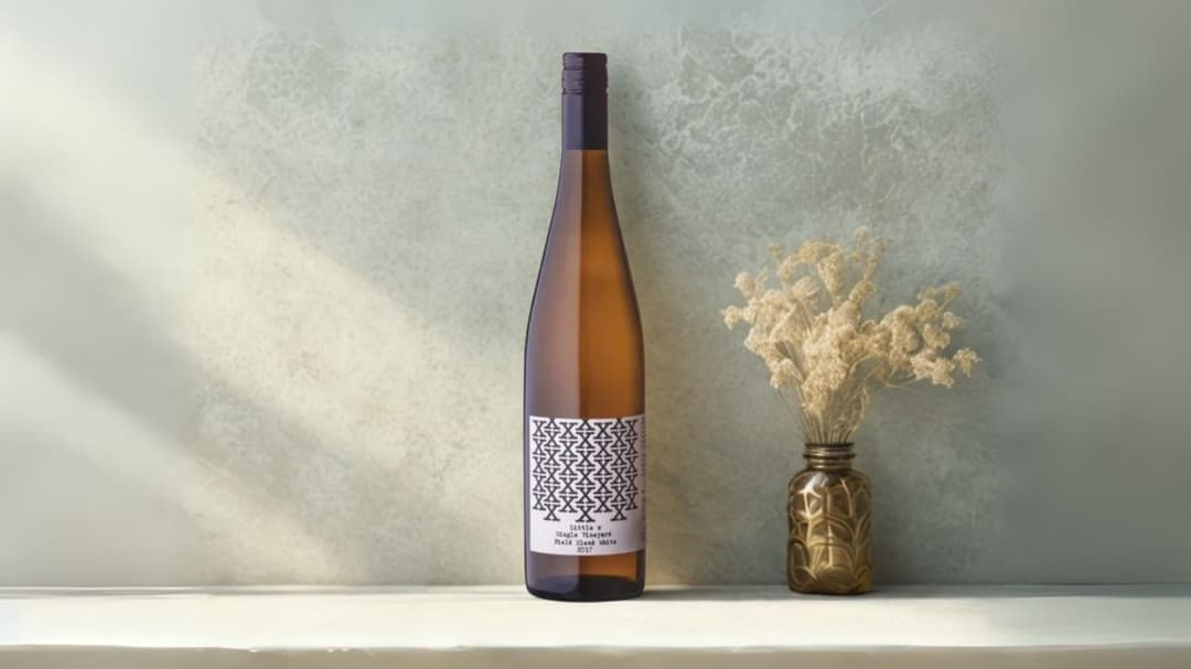 Single-Vineyard Wines vs Blends: Aging Potential & Holding Period