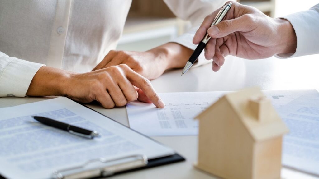 Independent real estate analyst 1