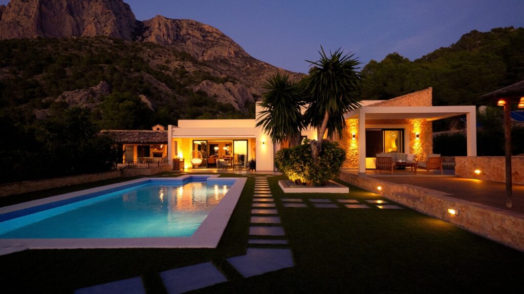 High-Net-Worth Investors Are Targeting Maui Real Estate Despite Market Volatility